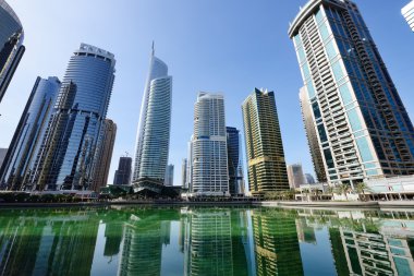 Gökdelenler Dubai Jumeirah Gölü kulenin