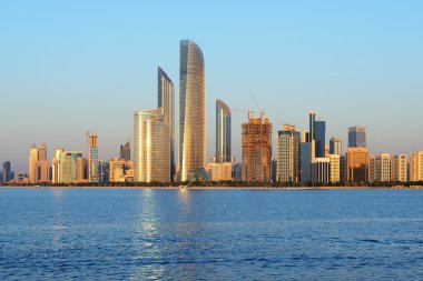 Abu Dabi cityline gün batımında