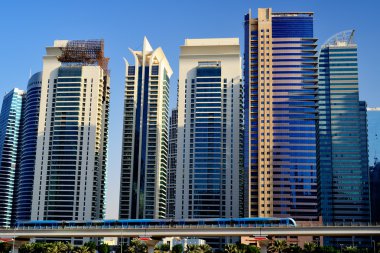 Dubai. Metro tren gökdelenler arka plan üzerinde hareket