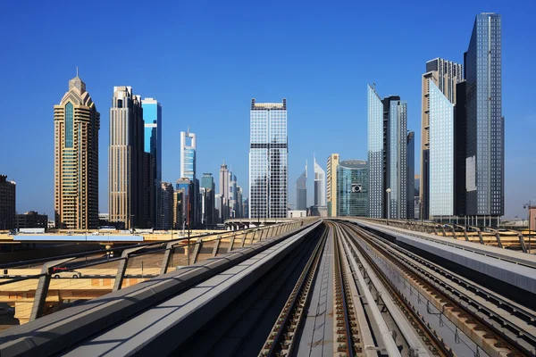 Метро на фоне небоскребов Dubai World Trade cent — стоковое фото