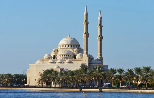 Al Noor moskén i Sharjah från Khalid sjösidan — Stockfoto