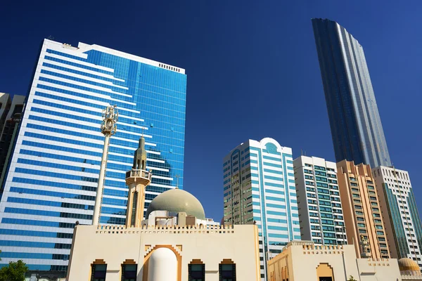 Mezquita sobre el fondo de rascacielos en Abu-Dhabi —  Fotos de Stock