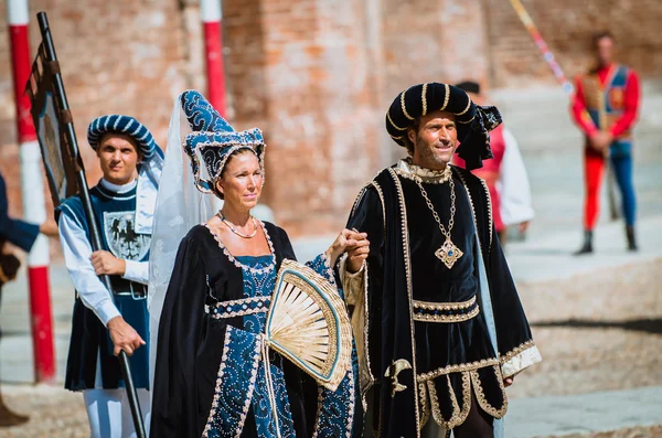 Couple of medieval nobles on parade — Stock Photo, Image