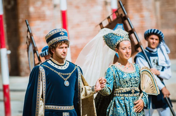 Pareja de nobles medievales en desfile — Foto de Stock