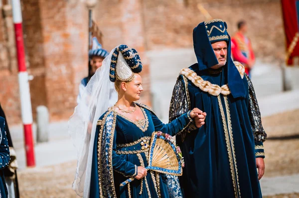Senior Couple of medieval nobles on parade — Stock Photo, Image