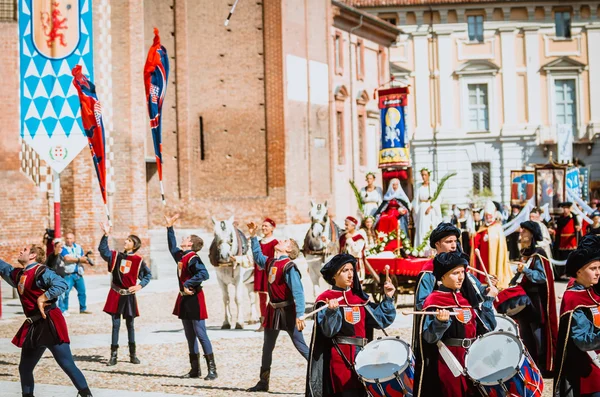 Flag-wavers of the districts and  Drummer in medieval parade — Stock Photo, Image
