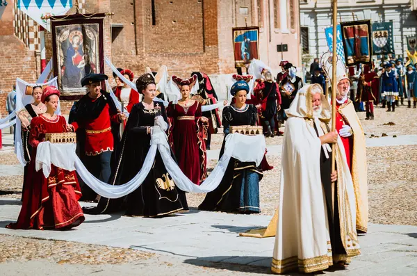 Obispo, sacerdotes y monjes con vestido medieval — Foto de Stock