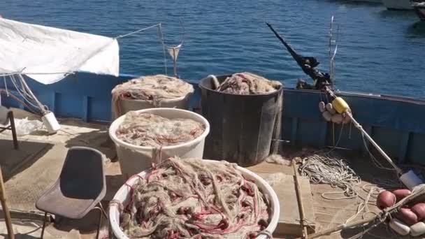 Barca da pesca con rete e attrezzature per la pesca — Video Stock