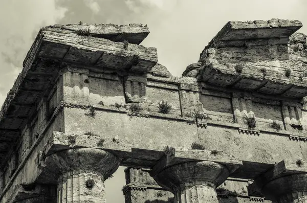 Närbild av tempel av Neptunus i Paestum. Italien — Stockfoto