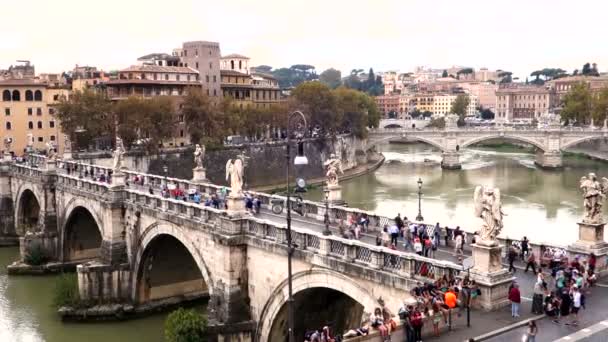 Puente de Castel Sant'Angelo atestado de turistas, Roma Italia — Vídeos de Stock