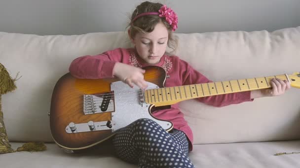 年轻的女孩，摇滚吉他 — 图库视频影像