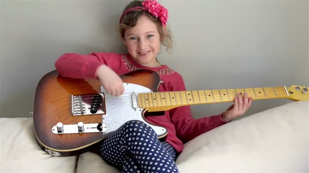 Menina com uma guitarra rock — Vídeo de Stock