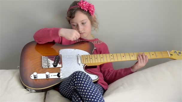 年轻的女孩，电吉他的肖像 — 图库视频影像
