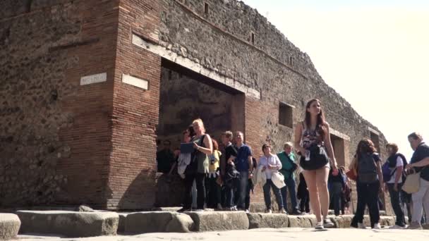 Τουρίστες στον αρχαιολογικό χώρο της Πομπηίας στο κουβάρι των δρόμους της πόλης. — Αρχείο Βίντεο