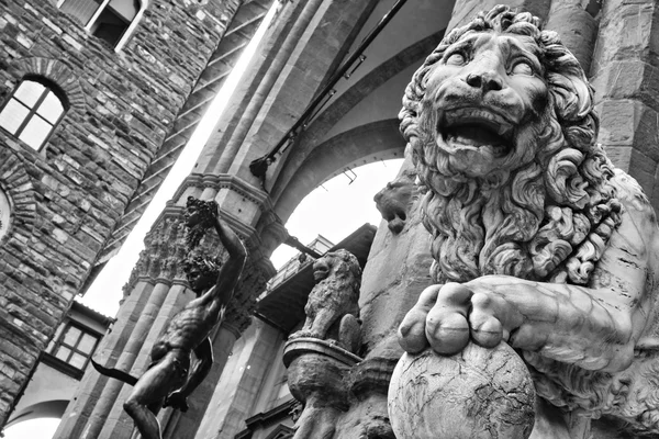 Löwe an der Loggia dei lanzi auf der Piazza della Signoria, Florenz — Stockfoto