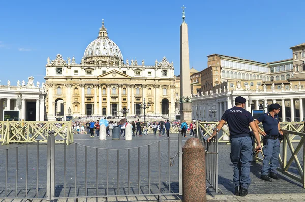 Rome, de ambtenaren van de politie bij de ingang van St. Peter's Square — Stockfoto