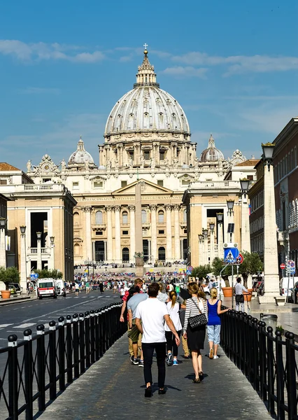 Pelgrims in Saint Peter's Square in Rome Vatican City — Stockfoto