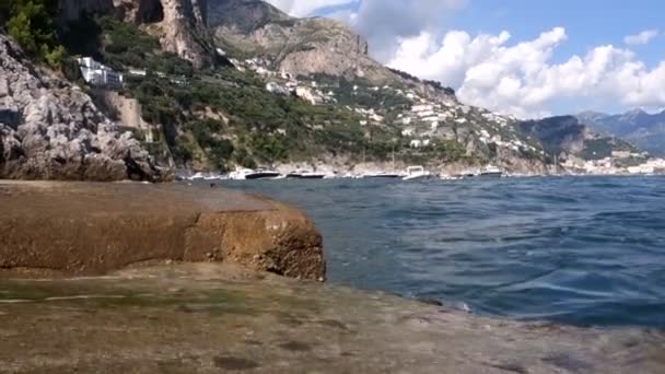 Amalfi побережье от моря — стоковое видео