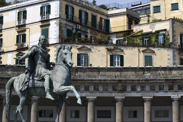 Nápoles, estatua ecuestre en la Piazza Plebiscito — Foto de Stock