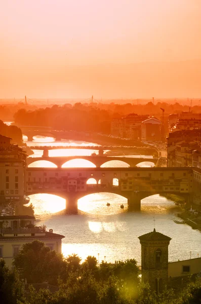 Pohled na Ponte Vecchio v západu slunce, Florece. Itálie — Stock fotografie