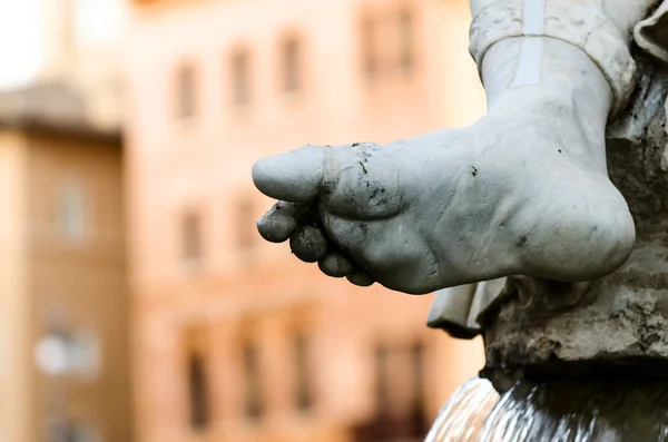 Detalj av foten av guden Zeus staty i Berninis fontän Royaltyfria Stockbilder