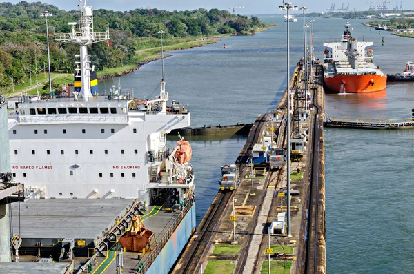 Passerande fartyg i Panamakanalen Stockfoto