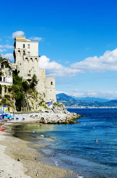 Beach and ancient tower on the Amalfi Coast — Stock Photo, Image