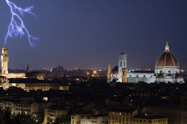 Duomo di Firenze di notte con lampo — Foto Stock