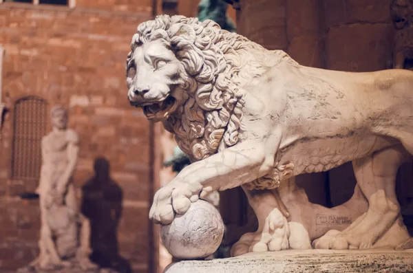 Statue eines Löwen an der Loggia dei Lanzi — Stockfoto