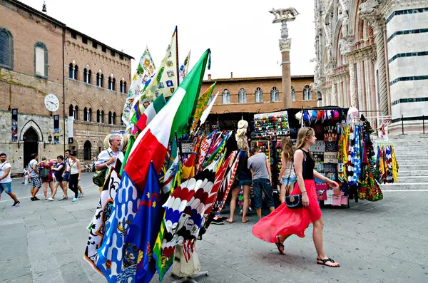 Vendita di bandiere per il Palio di Siena — Foto Stock