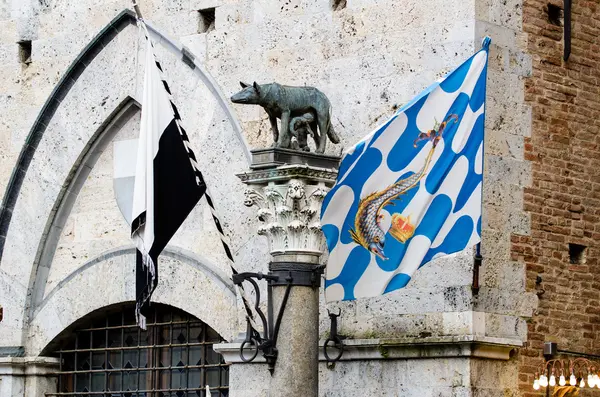 Simbolo di Siena con le bandiere del Palio — Foto Stock