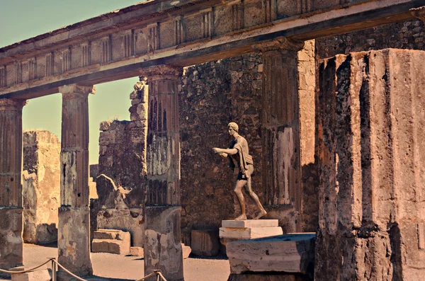 Apollo Temple and Mount Vesuvius in the background, Pompeii Rechtenvrije Stockafbeeldingen