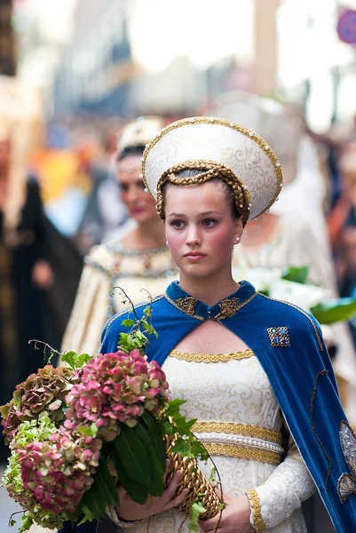 Damadel jóvenes edades en el Palio con flores Imágenes de stock libres de derechos