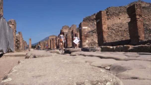 Toeristen tussen de archeologische opgravingen van Pompeii — Stockvideo