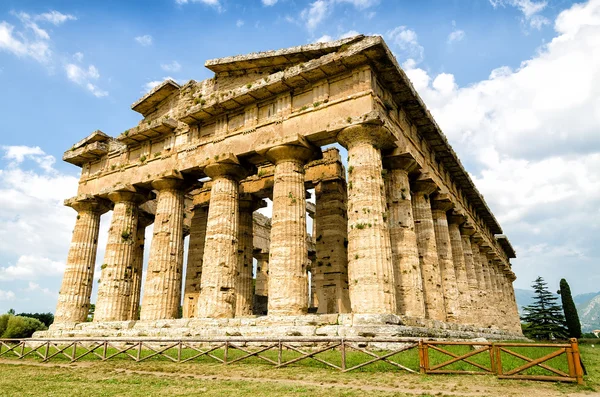 Templo de Netuno o famoso Paestum sítio arqueológico hoje — Fotografia de Stock