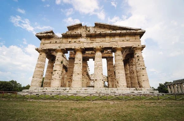 Tempel van Neptunus de beroemde Paestum archeologische site in Ita — Stockfoto