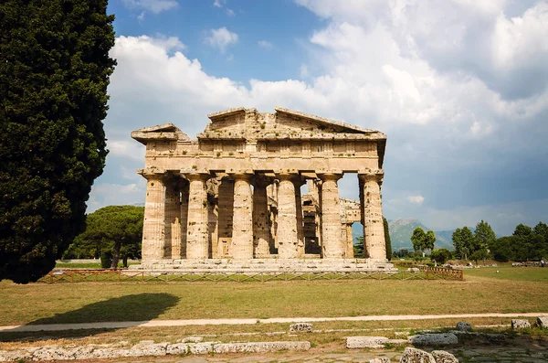 Templo de Neptuno el famoso sitio arqueológico de Paestum en Italia — Foto de Stock