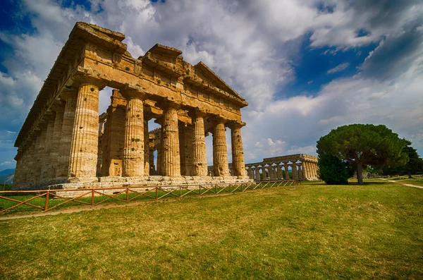 Templo de Neptuno en alto rango dinámico. Arqueológico de Paestum —  Fotos de Stock