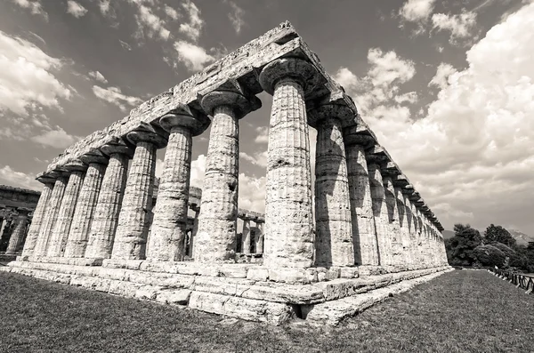 Templo de Hera en negro a un blanco el famoso arqueológico de Paestum —  Fotos de Stock