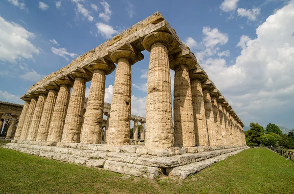 Храм Геры знаменитых археологических раскопок в городе Пестум. Италия — стоковое фото