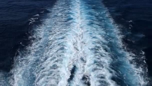Vista para o mar com rastreamento de esteira do navio de cruzeiro — Vídeo de Stock