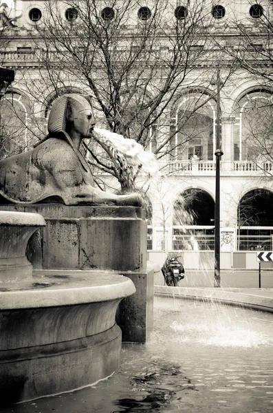 Escultura de Esfinge na fonte no lugar du Chatelet, Paris. — Fotografia de Stock