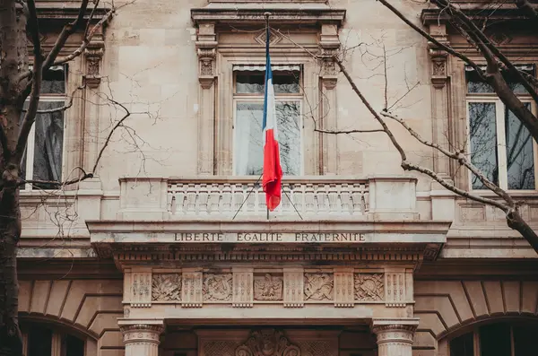 Varanda de França de Paris com um sinalizador para o Palácio da justiça — Fotografia de Stock