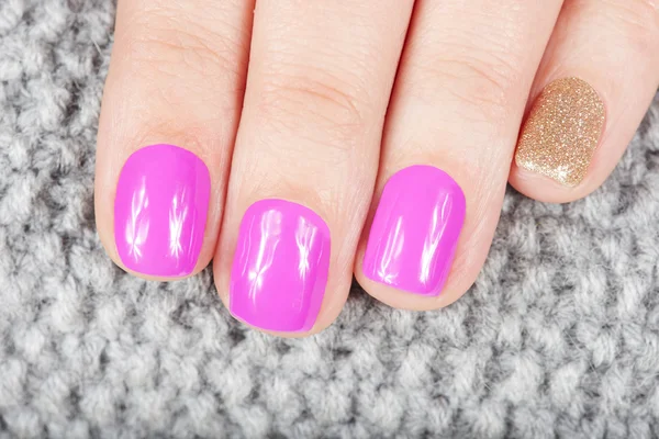Nails with manicure covered with pink and gold nail polish — Stock Photo, Image