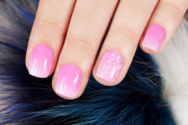 Ногти с маникюром покрыты розовым лаком для ногтей — стоковое фото