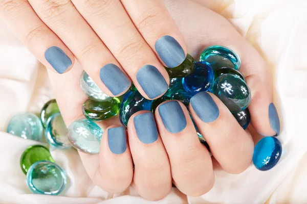 Mãos com unhas manicure fosco azul — Fotografia de Stock