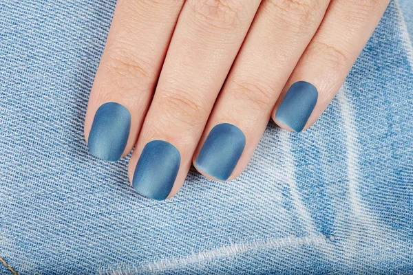 Hand met blauw mat gemanicuurde nagels — Stockfoto