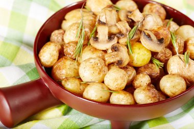 Mantar ile kavrulmuş patates vejetaryen yemek