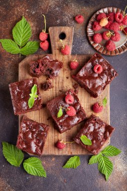 Koyu çikolata ve ahududu olan çikolatalar. Lezzetli yaz pastası.. 