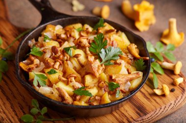 Mantar ve soğanla kızartılmış patates kızartması. Maydanoz yapraklarıyla servis edilir. Vejetaryen yemeği..